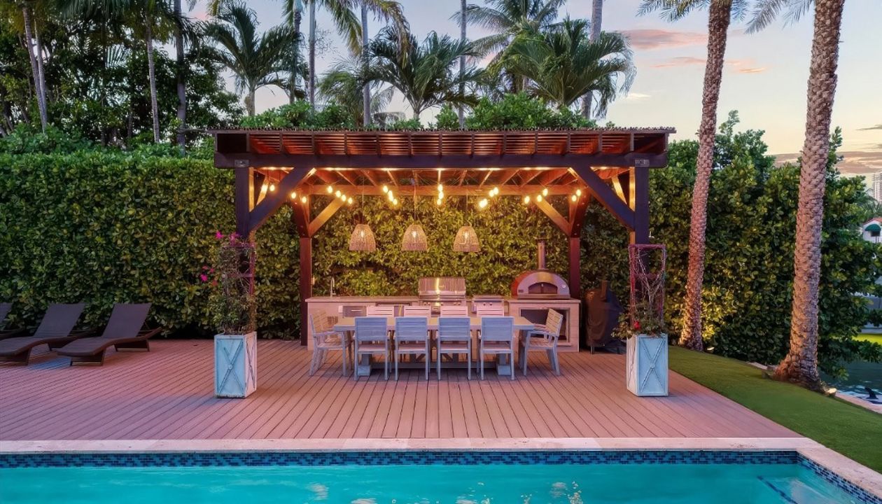 Pergola and kitchen built on Trex deck with custom pergola