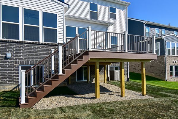 Select Aluminum Rail in Burnished Bronze, Transcend White rail posts, and Trex Select Whisky Barrel fascia