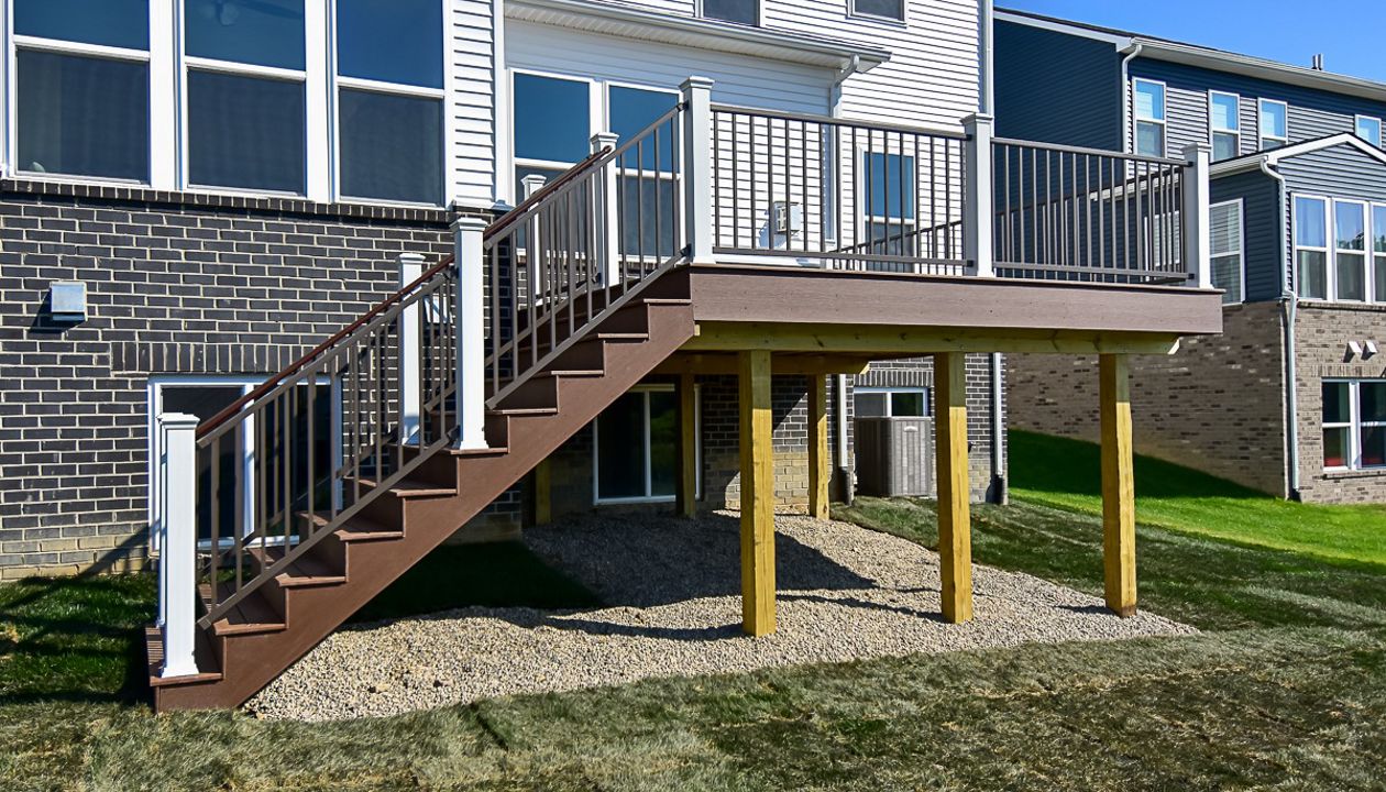 Select Aluminum Rail in Burnished Bronze, Transcend White rail posts, and Trex Select Whisky Barrel fascia