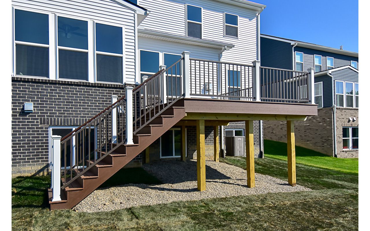 Select Aluminum Rail in Burnished Bronze, Transcend White rail posts, and Trex Select Whisky Barrel fascia
