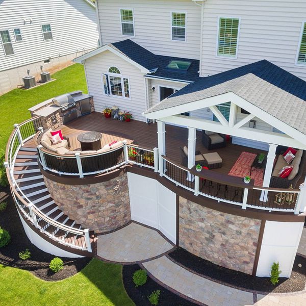 curved deck with outdoor bar