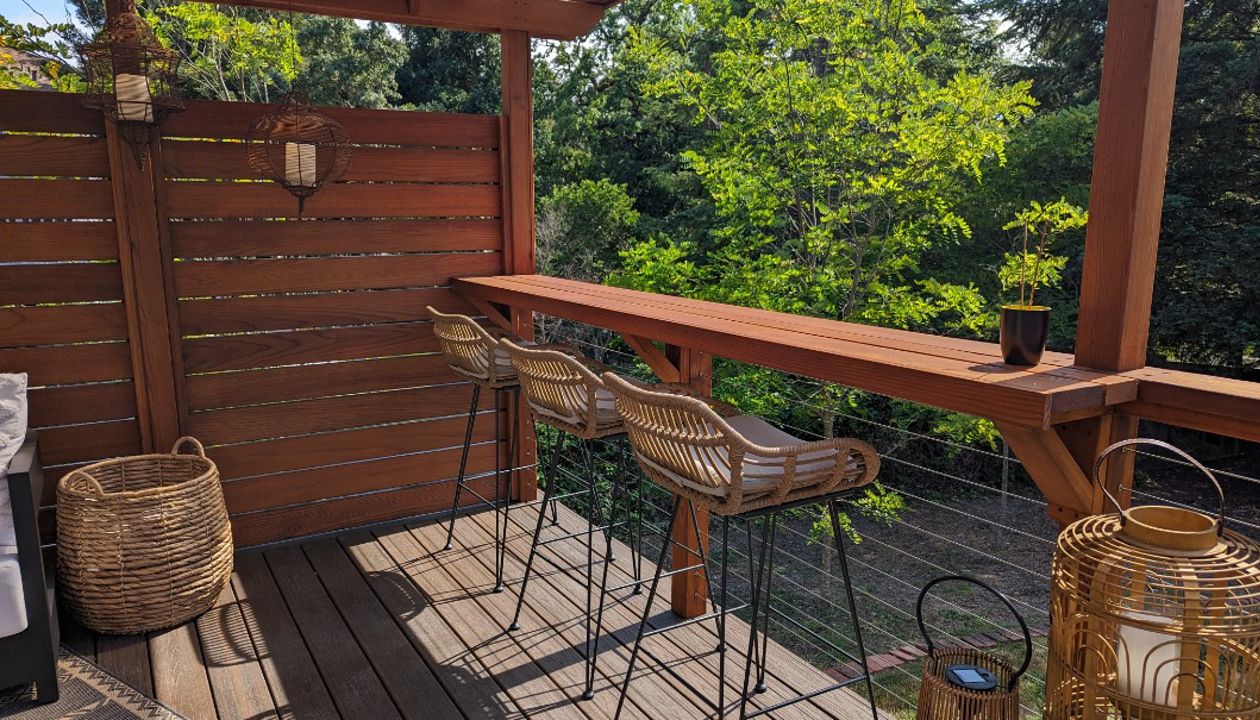 Transcend "Spiced Rum" with bar seating