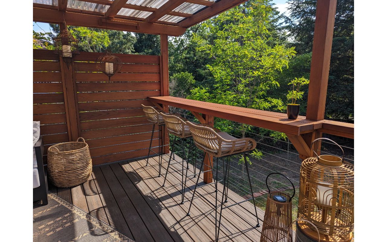 Transcend "Spiced Rum" with bar seating