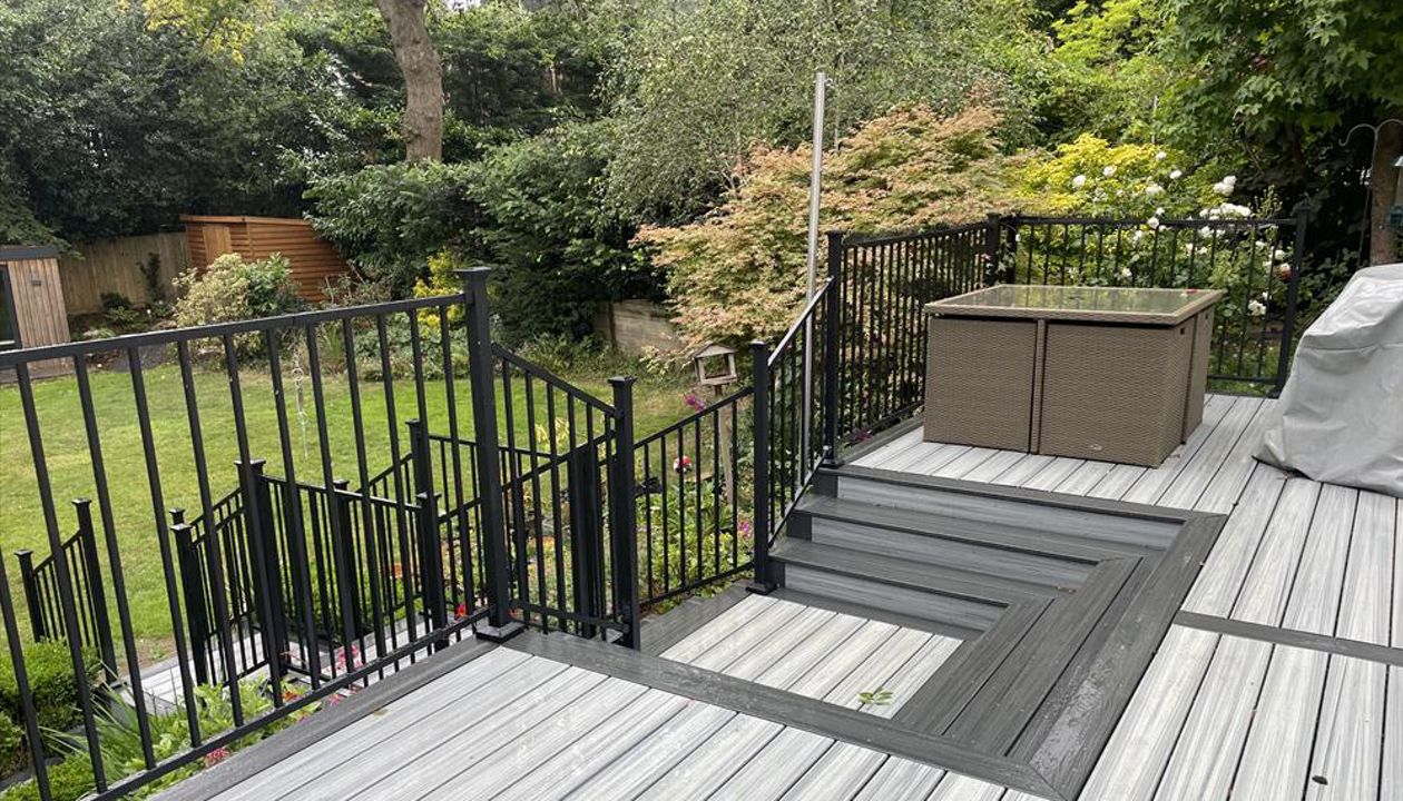 Foggy Wharf composite decking contrasting with Calm Water by Trex Enhance composite decking. Designed by Karl Harrison in Chorleywood