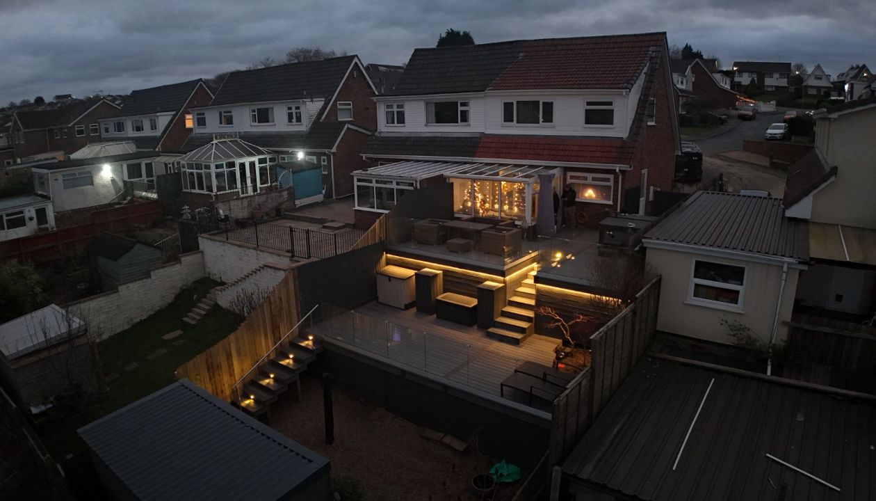 Trex Transcend Island Mist, Clam Shell Border and numerous lights  with frameless glass