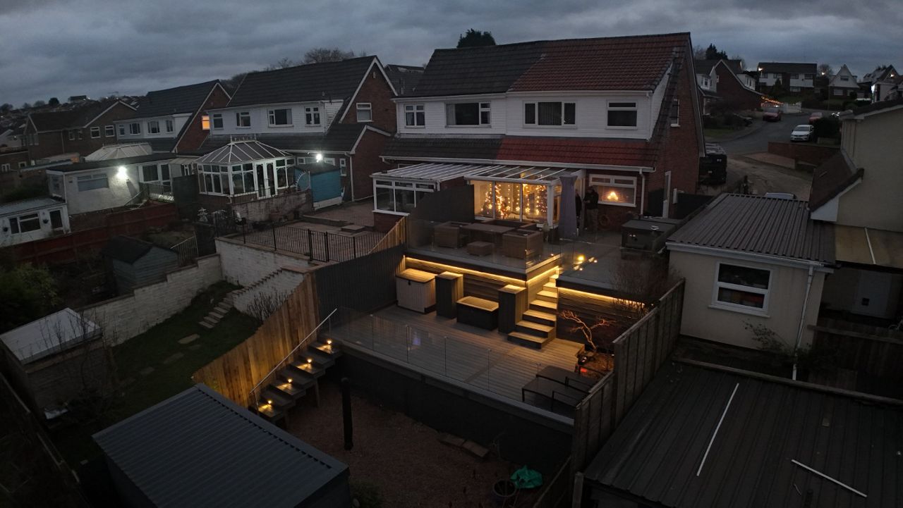 Trex Transcend Island Mist, Clam Shell Border and numerous lights  with frameless glass