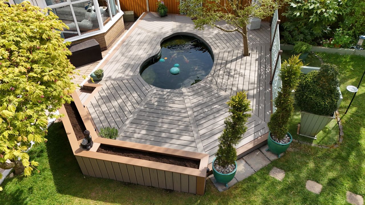 Trex Lineage Biscayne deck with Trex Lineage Jasper border