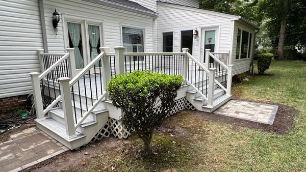 TREX Enhance Naturals Foggy Wharf decking with Trex Transcend Classic White Railing in Yorktown, VA