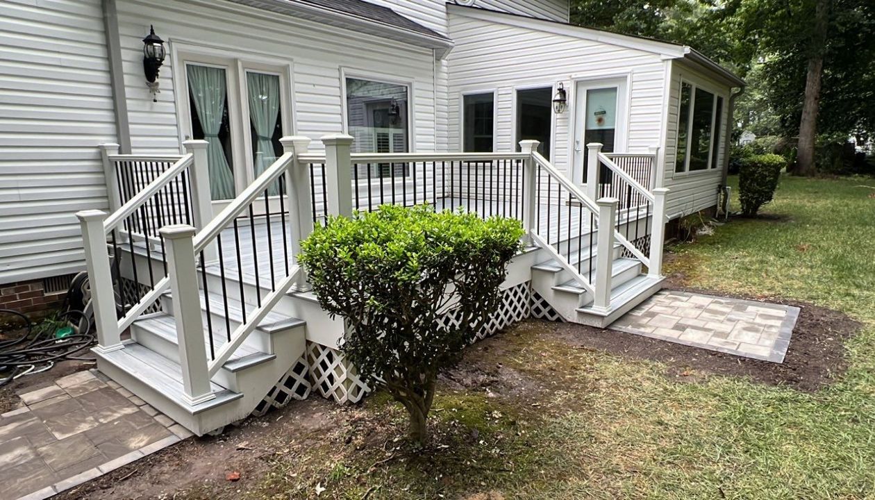 TREX Enhance Naturals Foggy Wharf decking with Trex Transcend Classic White Railing in Yorktown, VA