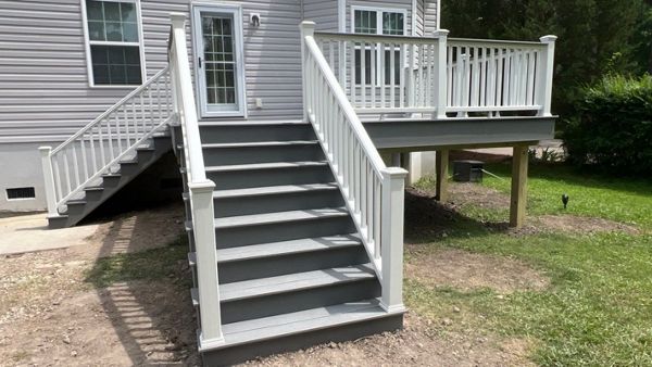 Trex Select Pebble Grey with Trex Transcend Classic White Railing in Chesapeake, VA
