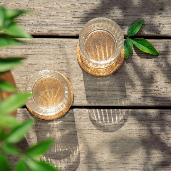 enh-manchester-004-rh-decking-glasses-filled-with-tea-RH010616E2S56.jpg