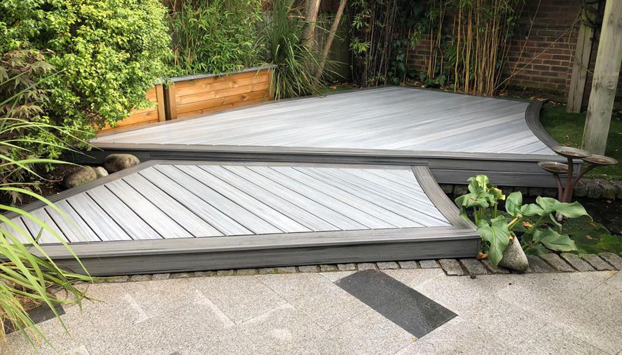 Trex Enhance Naturals Foggy Wharf with curved Trex Transcend Island Mist borders in Bexley Kent.