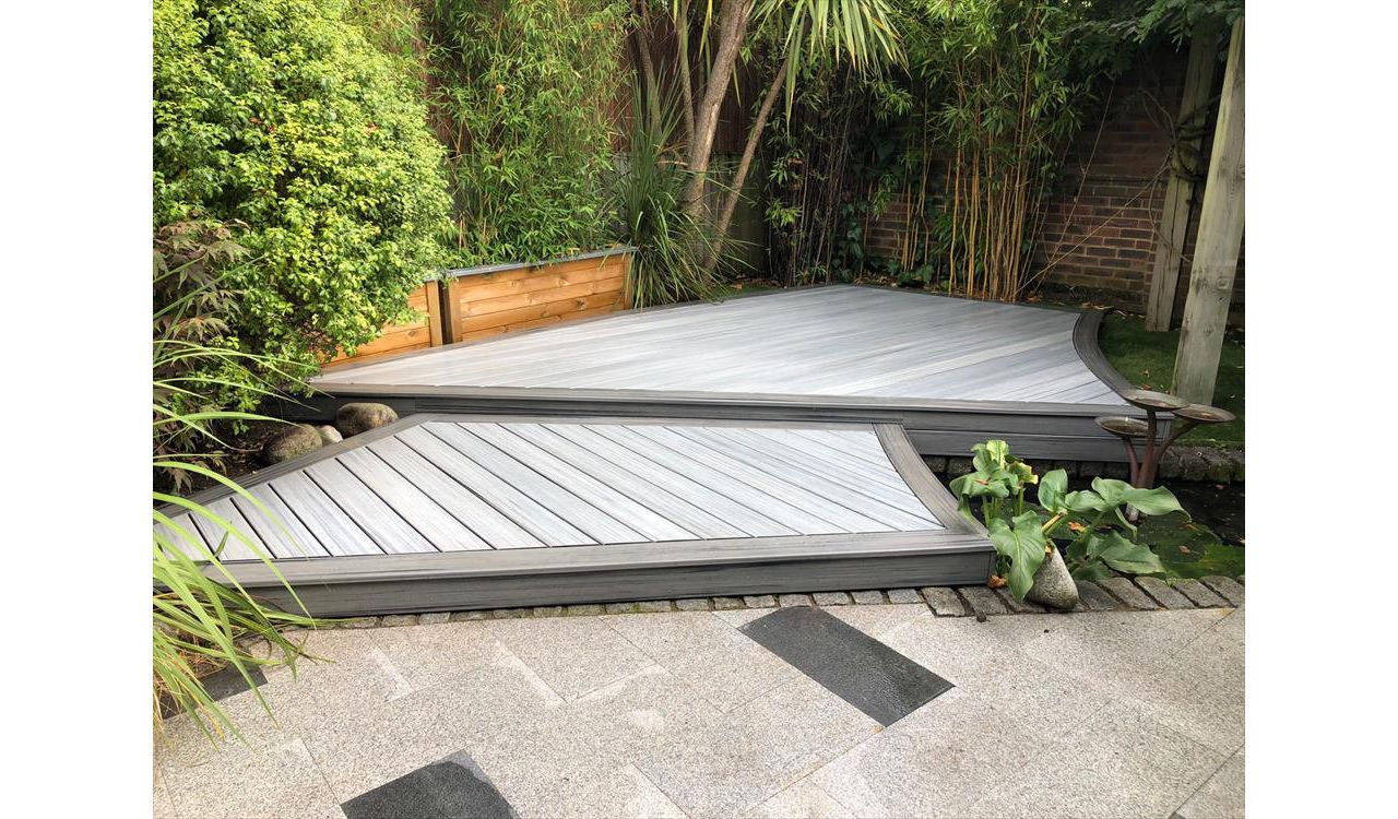 Trex Enhance Naturals Foggy Wharf with curved Trex Transcend Island Mist borders in Bexley Kent.
