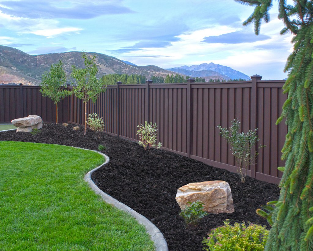 10 Modern Backyard Fencing Ideas to Increase Privacy | Trex, image size:1024x820