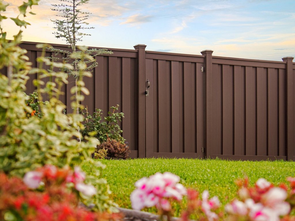 10 Modern Backyard Fencing Ideas to Increase Privacy | Trex, image size:1024x768
