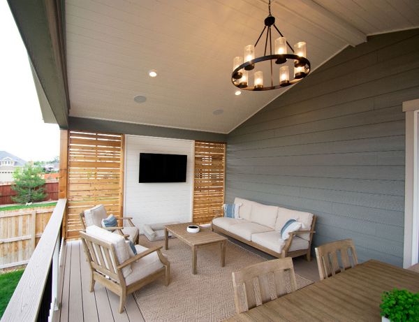 Parker, CO Trex Transcend deck and railing with privacy wall and patio cover