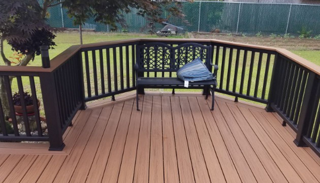 Westmoreland Deck: Tiki Torch decking, Charcoal black rails with Tiki Torch cocktail rail
