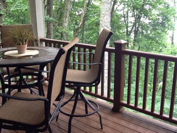 Trex Transcend Treehouse Railing blends naturally with Treehouse decking