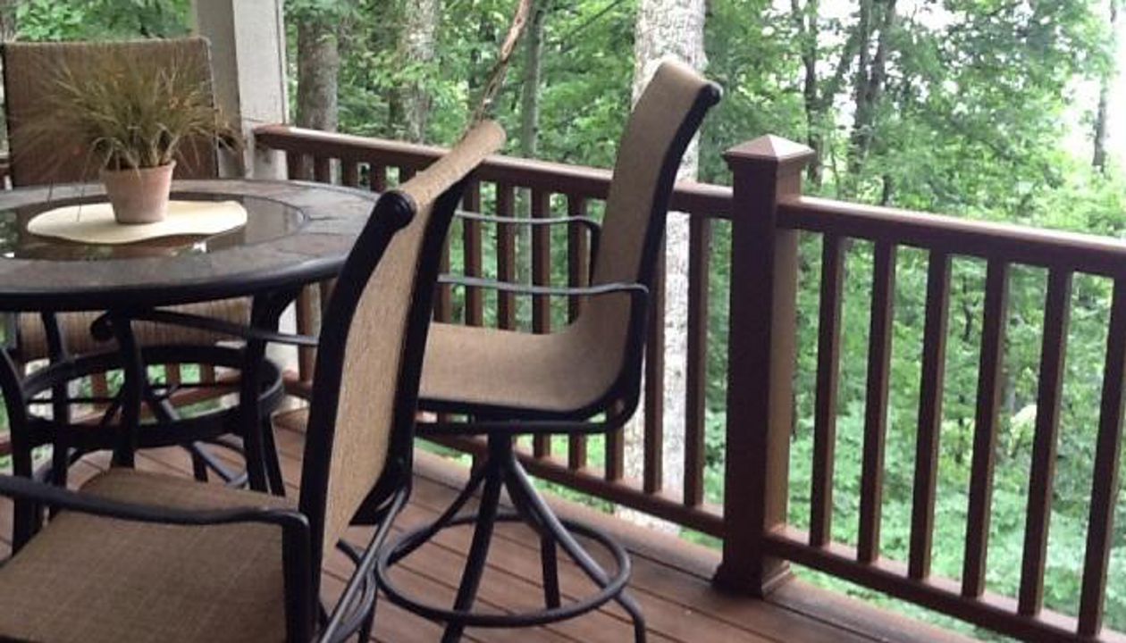 Trex Transcend Treehouse Railing blends naturally with Treehouse decking