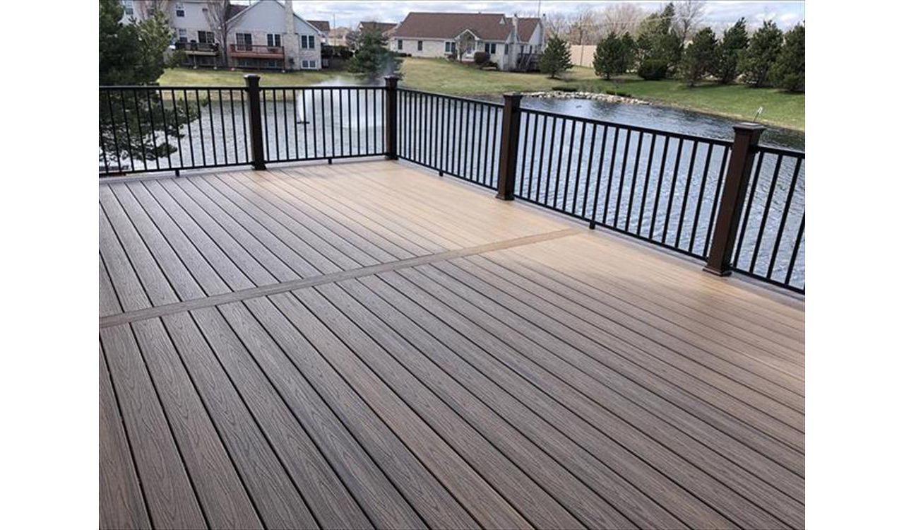 New Lenox, Illinois Havana Gold decking with black Signature railings