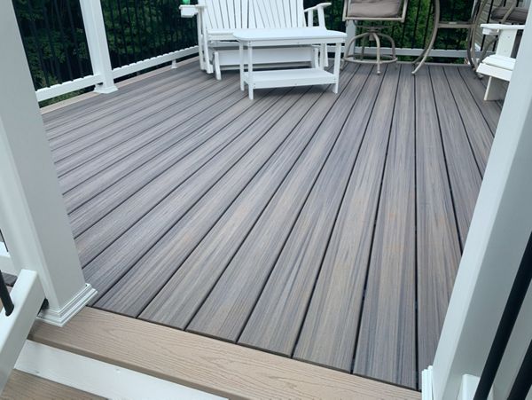 Trex Enhance Naturals Rocky Harbor Main decking, Trex Transcend Rope Swing Border, Trex Select Railing