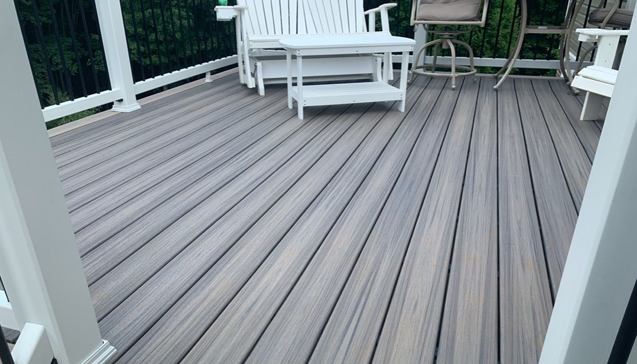 Trex Enhance Naturals Rocky Harbor Main decking, Trex Transcend Rope Swing Border, Trex Select Railing