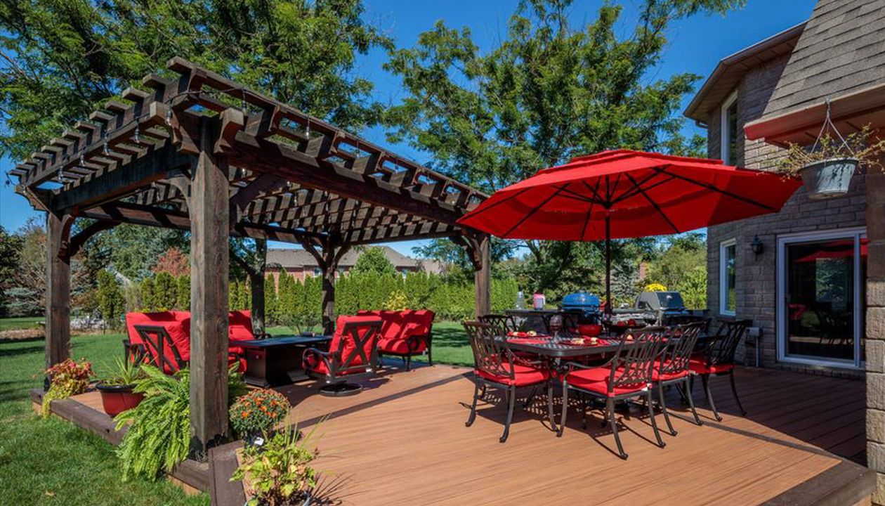 Brown composite decking using Transcend Tiki Torch with Vintage Lantern Trim and custome wood pergola - Orangeville, Caledon, Alliston, Bolton, Schomberg, Nobelton