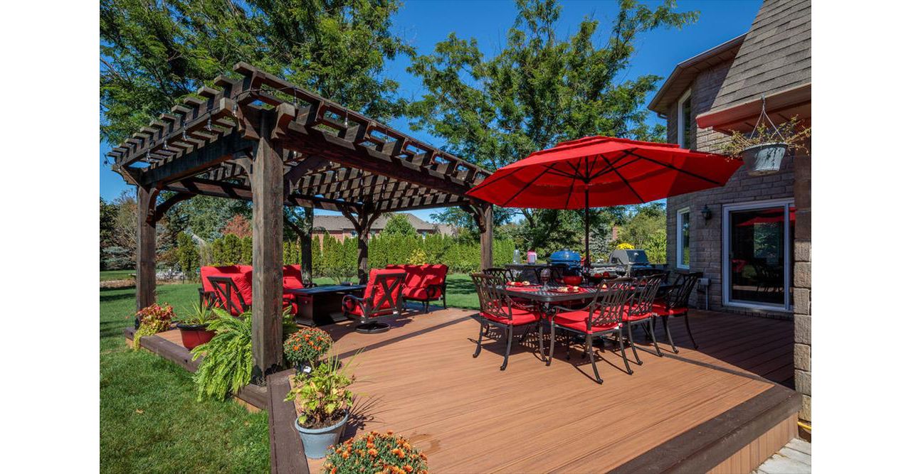 Brown composite decking using Transcend Tiki Torch with Vintage Lantern Trim and custome wood pergola - Orangeville, Caledon, Alliston, Bolton, Schomberg, Nobelton