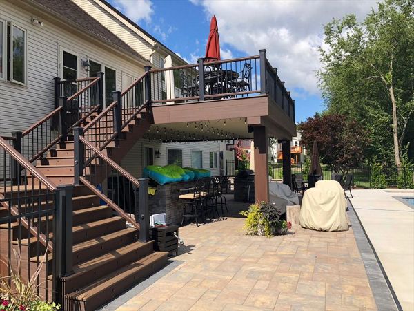 Trex Transcend Spiced Rum and Lava Rock decking with Transcend railing in Charcoal Black and Tree House with black aluminum balusters in Kent, OH