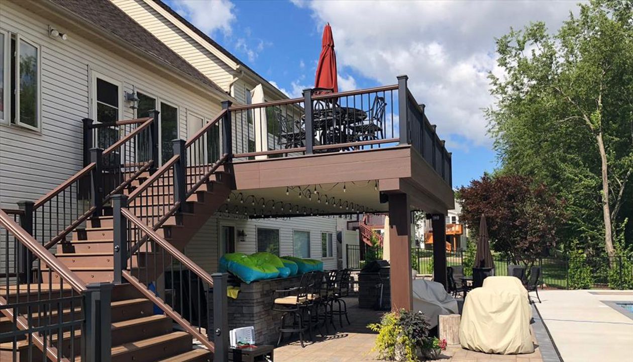 Trex Transcend Spiced Rum and Lava Rock decking with Transcend railing in Charcoal Black and Tree House with black aluminum balusters in Kent, OH