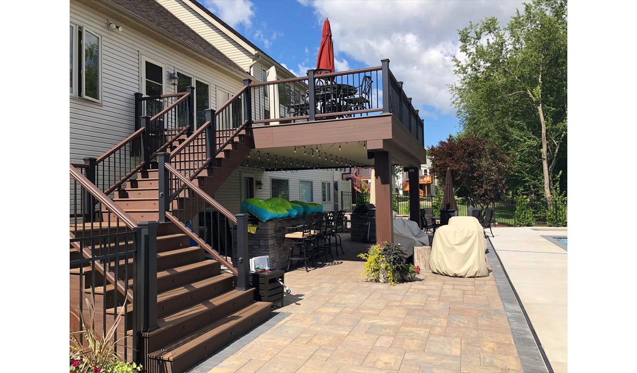 Trex Transcend Spiced Rum and Lava Rock decking with Transcend railing in Charcoal Black and Tree House with black aluminum balusters in Kent, OH