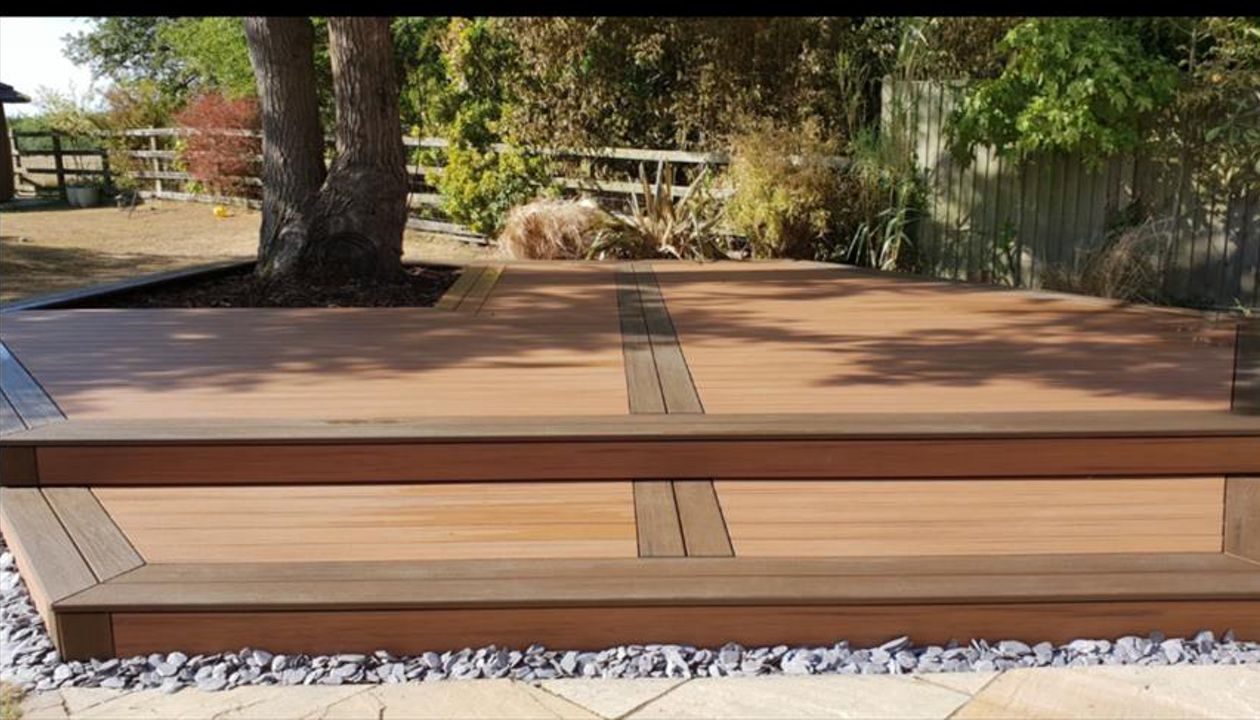 Trex Transcend composite decking in Tiki Torch with Spiced Rum border,