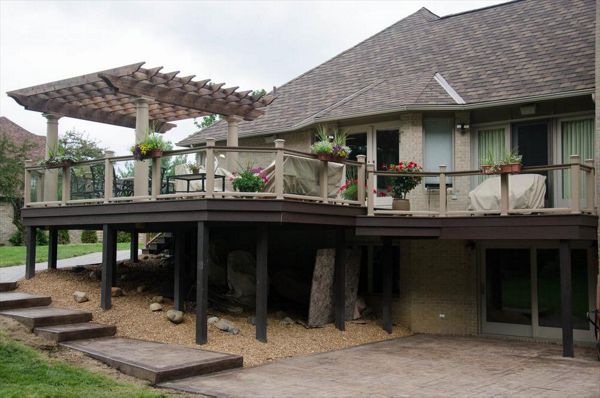 Trex Transcend Rope Swing cocktail railing with glass panels