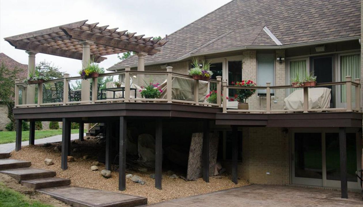 Trex Transcend Rope Swing cocktail railing with glass panels