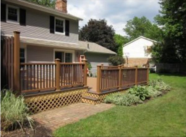 Trex Transcend Tree House and Vintage Lantern decking and railing