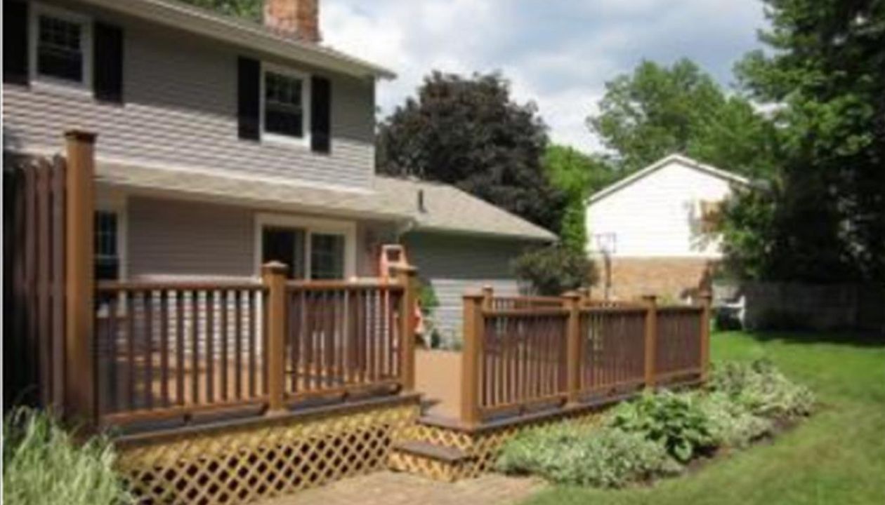 Trex Transcend Tree House and Vintage Lantern decking and railing