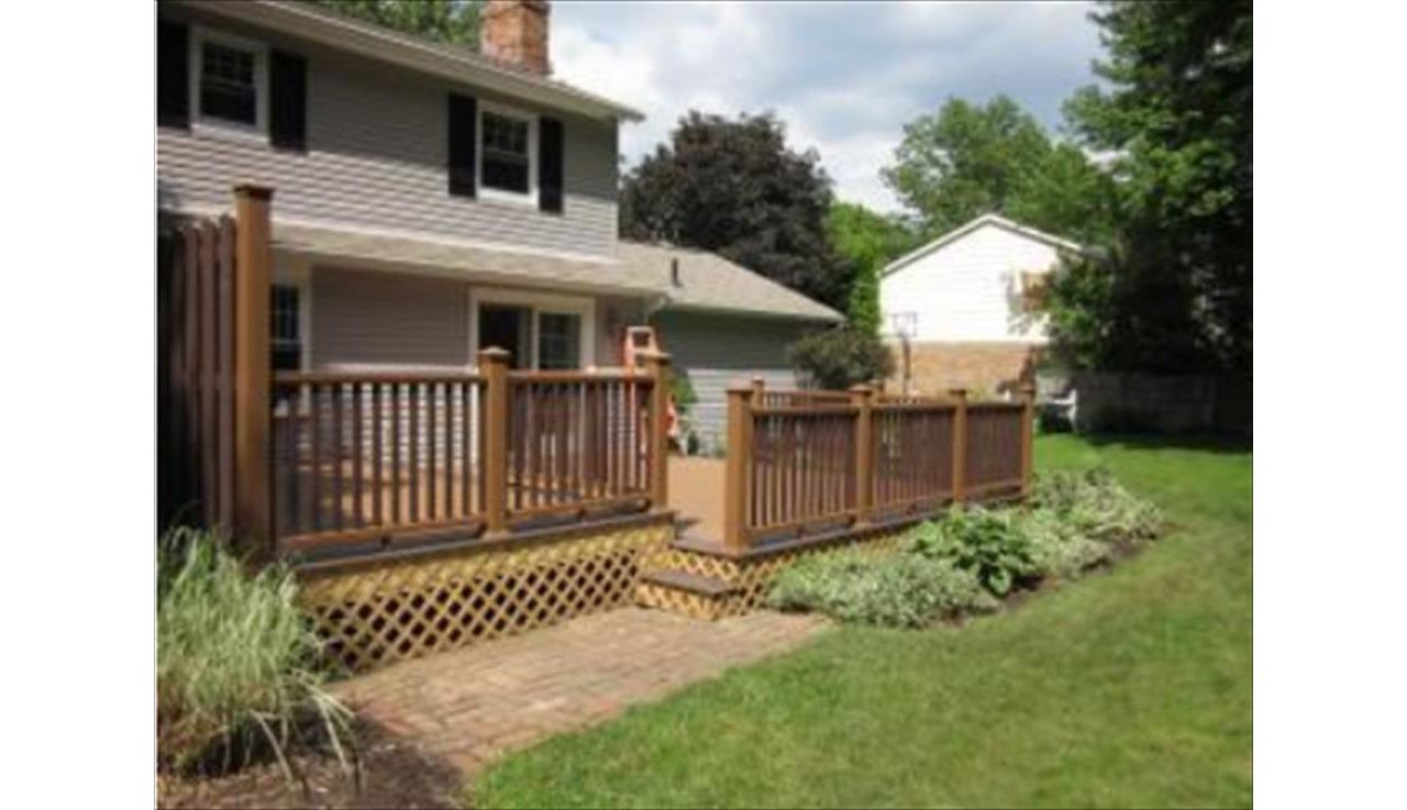 Trex Transcend Tree House and Vintage Lantern decking and railing