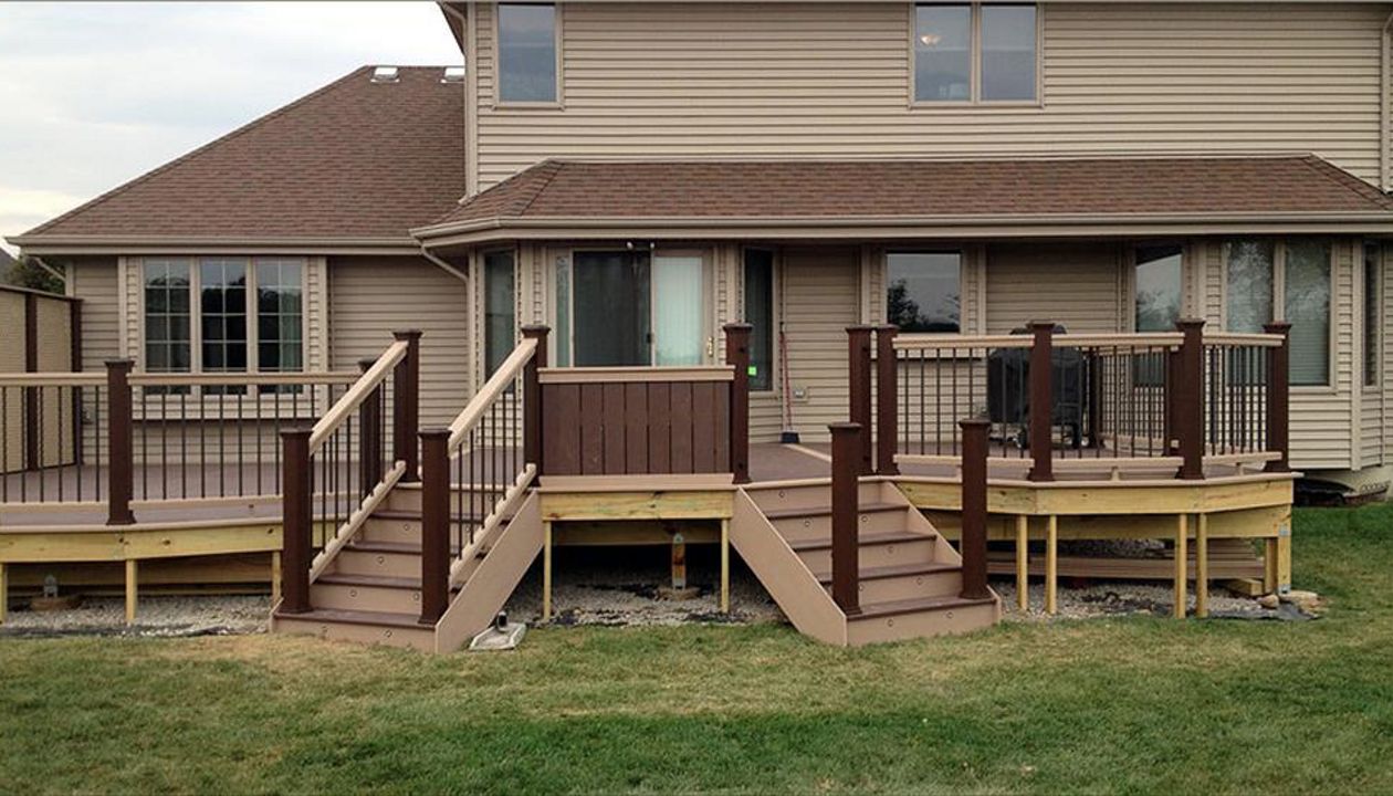 Trex Transcend Vintage Lantern and Rope Swing decking with cocktail rail