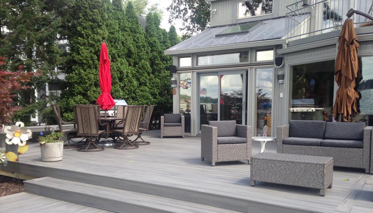 Deck on Union Lake in West Bloomfield, MI., constructed out of Trex Transcend Tropical decking in Island Mist.