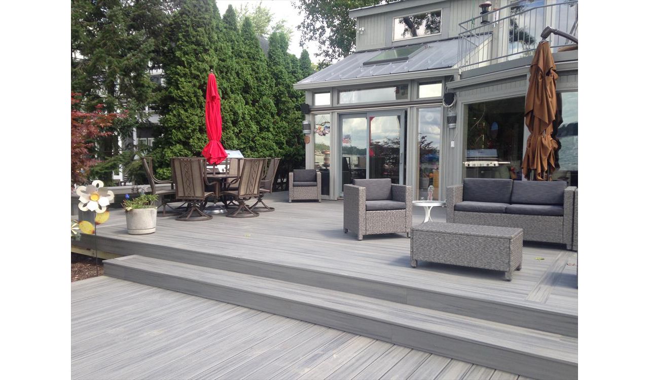 Deck on Union Lake in West Bloomfield, MI., constructed out of Trex Transcend Tropical decking in Island Mist.