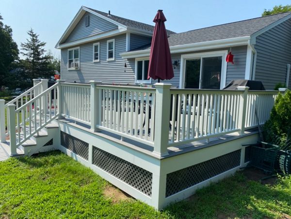 Trex Select Pebble Gray with Trancend White Railing