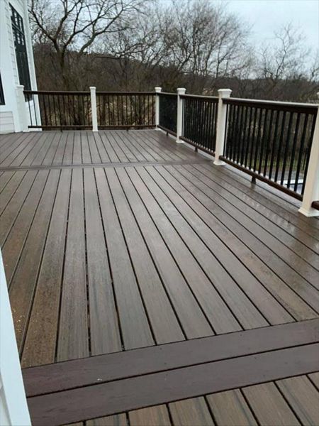 This deck features Trex transcend spice rum as the main decking and drink rail and Trex transcend vintage lantern for the picture frame and middle divider. It has Trex transcend railing that consists of white post sleeves, vintage lantern top/bottom rail.