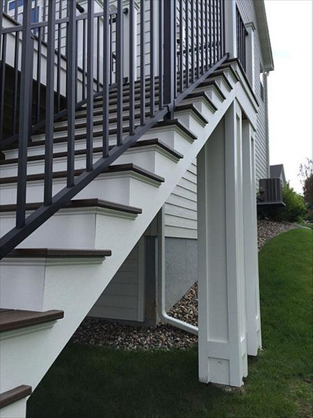 Trex Transcend Decking Staircase - Check out the craftsmanship on the finsihed look!