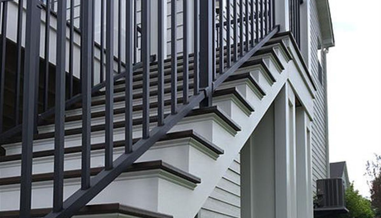 Trex Transcend Decking Staircase - Check out the craftsmanship on the finsihed look!