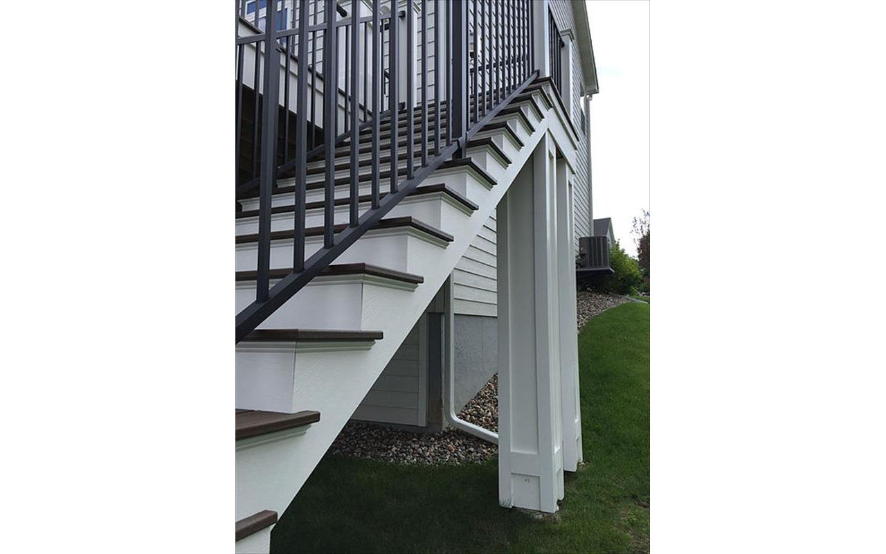 Trex Transcend Decking Staircase - Check out the craftsmanship on the finsihed look!