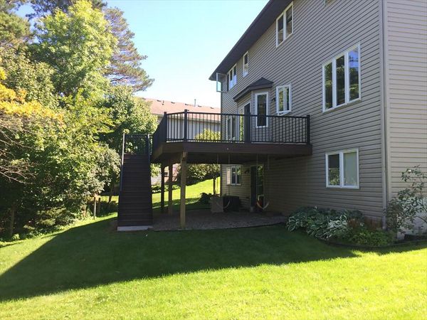 Trex Transcend Spiced Rum Composite deck with aluminum railing in Maplewood