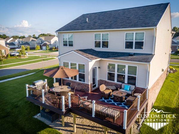 Trex Select Madeira decking and picture frame with Select Woodland Brown fascia. Railing is bronze Trex Signature aluminum railing with white Trex Transcend composite railing posts.