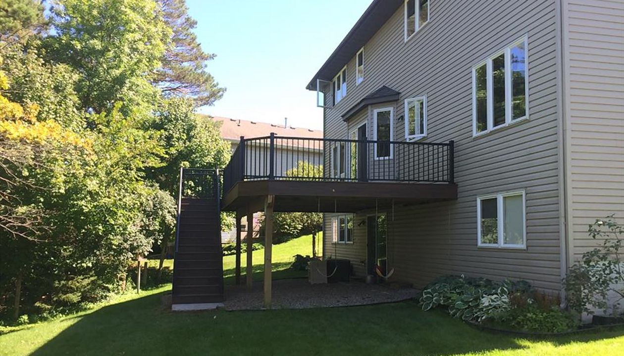 Trex Transcend Spiced Rum Composite deck with aluminum railing in Maplewood