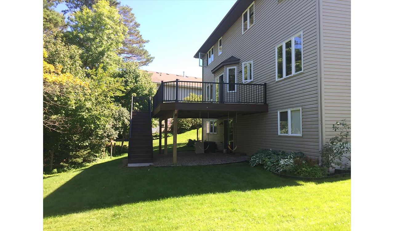 Trex Transcend Spiced Rum Composite deck with aluminum railing in Maplewood