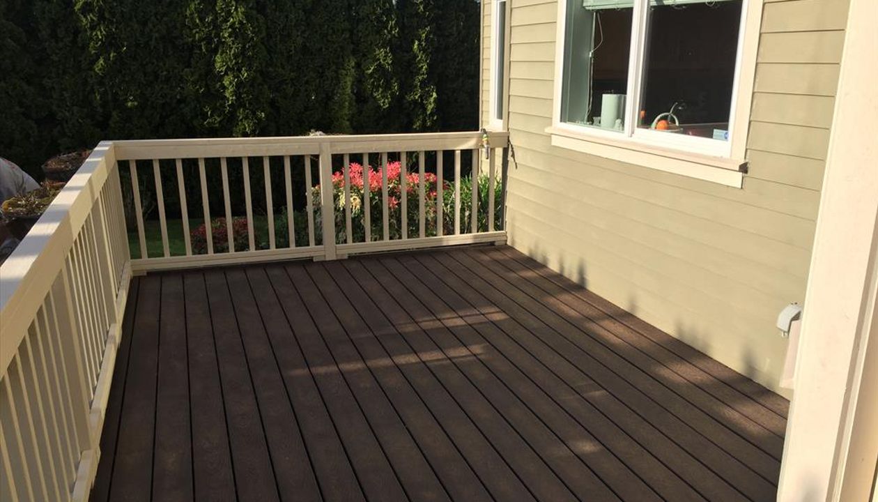 woodland brown decking with off-white rails